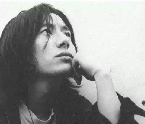 当年的摇滚才子汪峰还在《歌手》荧幕上,可他