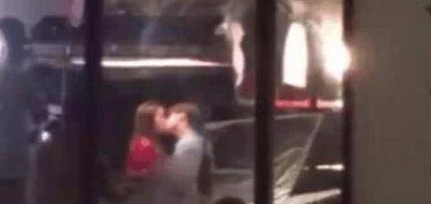 鹿晗关晓彤酒店门口热吻,女方回应:接个吻不很