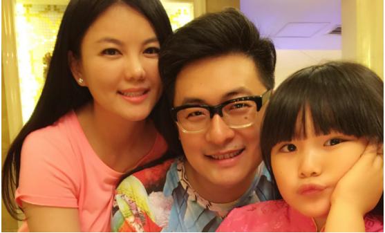 同父同母同长相，李湘成富婆，妹妹李玲却成这样！