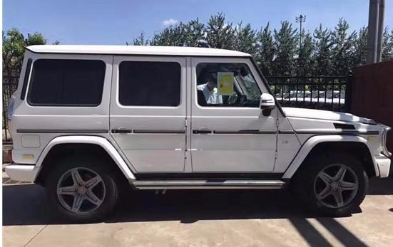 上海街头的加长版奔驰G级, 看车标会被蒙住, V