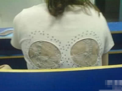 过了一个夏天我才看到衣服上的拼音不正确