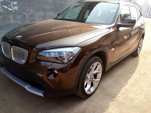 宝马X1在路边违停引来了围观，看到挪车电话后大家都乐了！