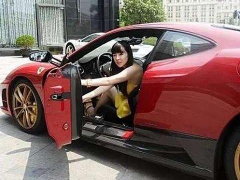90后妙龄少女开着500万法拉利，她过的是什么样的生活？