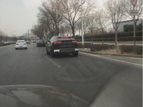 街头偶遇兰博基尼SUV，外观帅到没朋友，网友：众泰得抓紧时间了