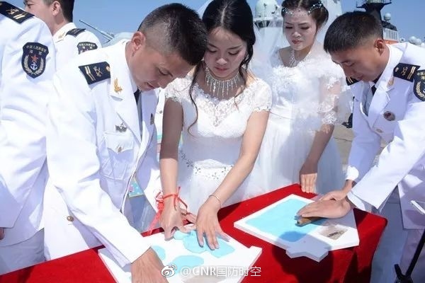 情定浪花白!某驱逐舰支队举行集体婚礼
