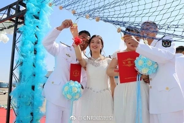 情定浪花白!某驱逐舰支队举行集体婚礼