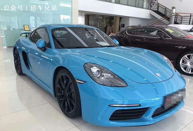 在4S店发现一辆新款保时捷718cayman蓝色外观轿跑，太帅了
