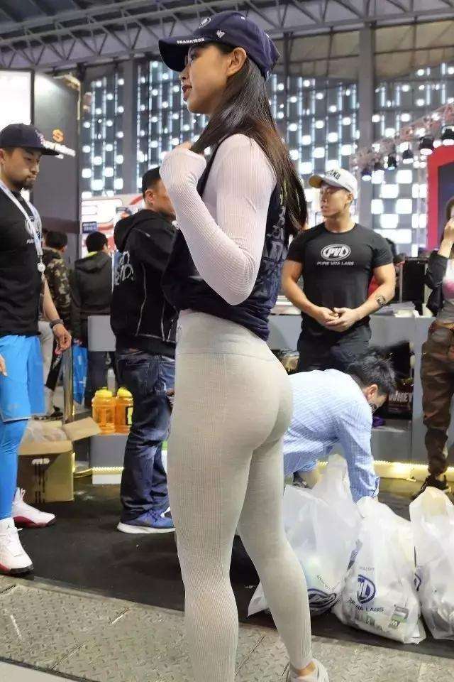 街拍: 丰臀紧身裤美女, 这么薄紧的裤子, 实在太性感！