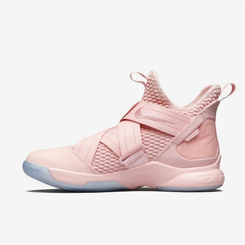 粉色的詹姆斯士兵12代战靴,你会考虑吗?