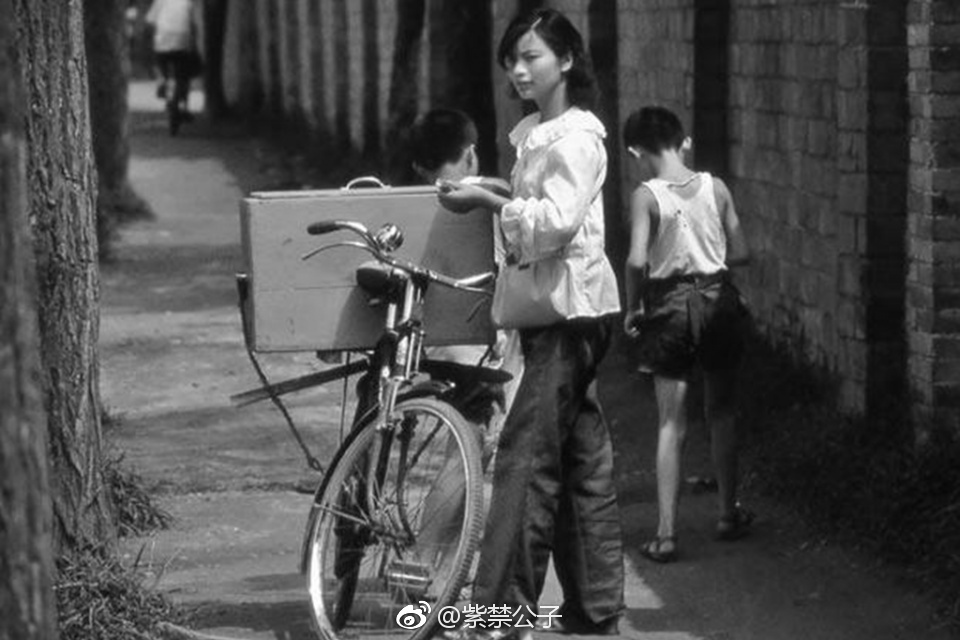 老照片:八十年代中国社会,赤脚医生,猪肉门市店