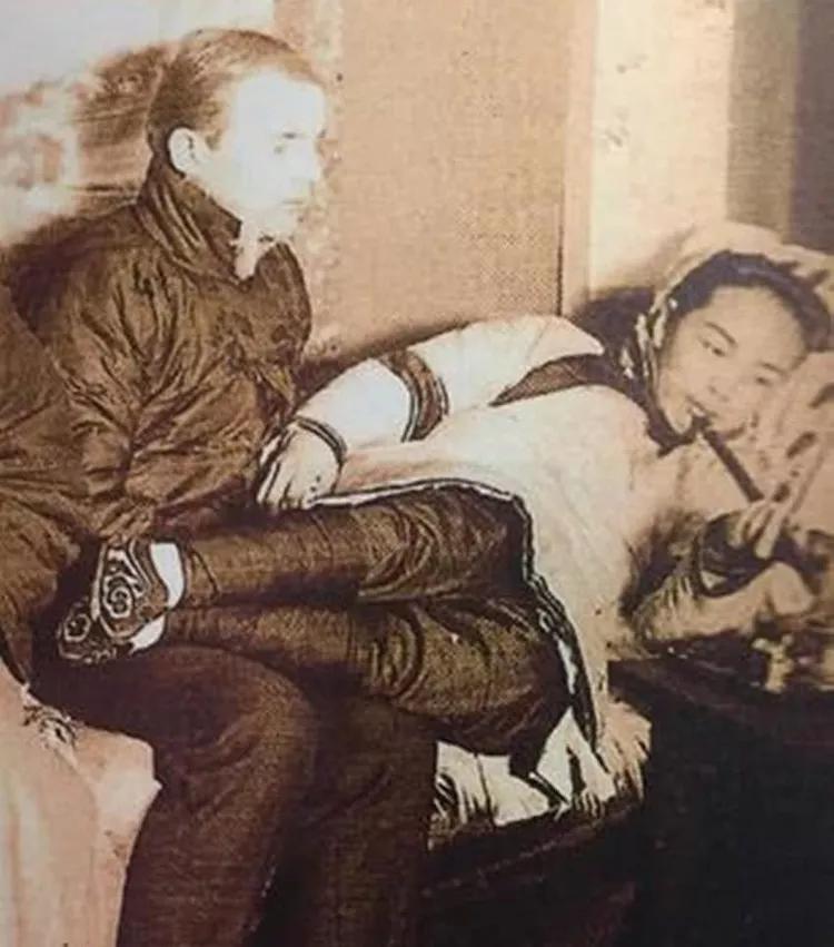清朝老照片暴露青楼女子真实状况:个个一脸愁苦,容貌不忍直视