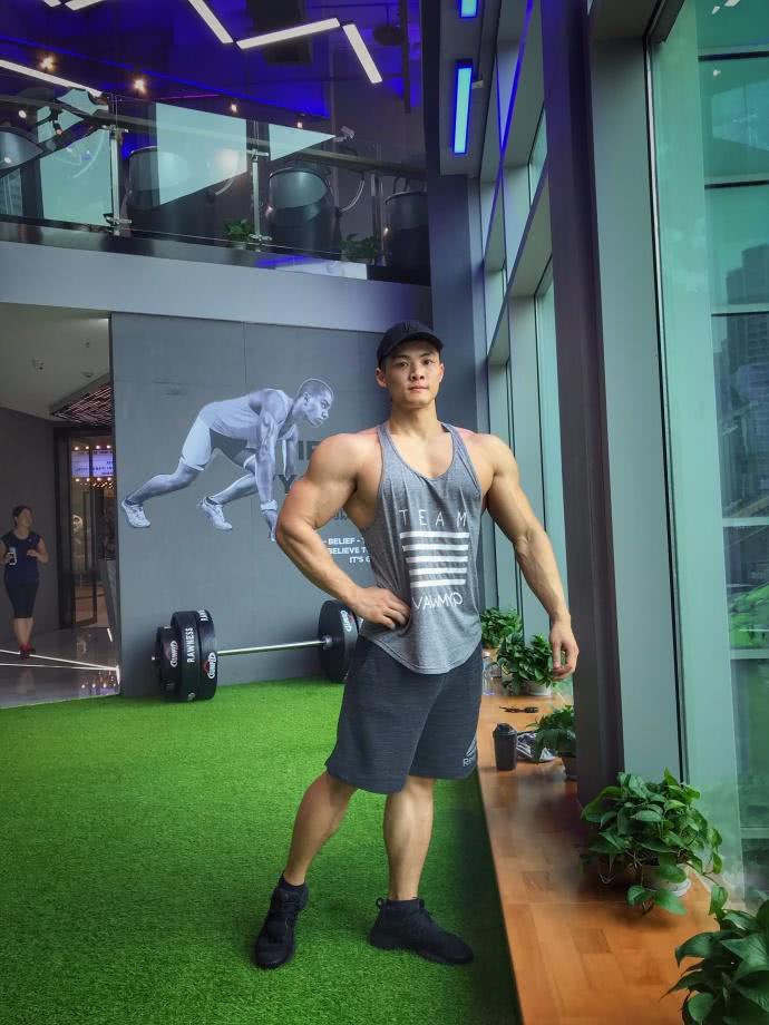 生活在重庆的高级健身私教,胸肌霸气,麒麟臂健壮,帅呆