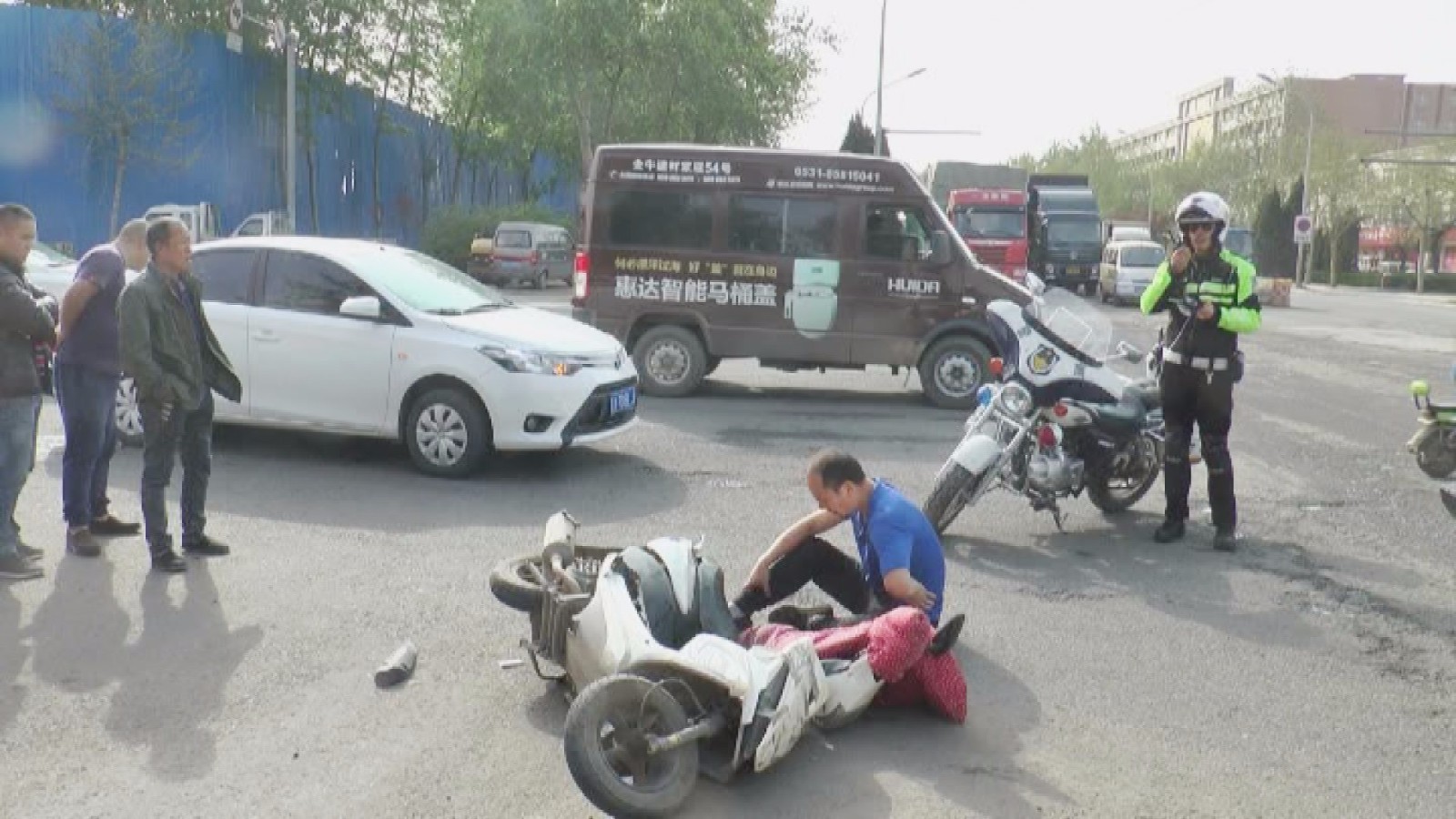 男子骑摩托车撞上落石受伤 家属：镇政府未及时清理路面应担责 官方回应_新浪新闻