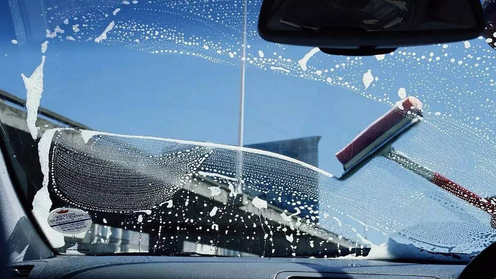 汽车玻璃水和水箱防冻液能用自来水代替吗？