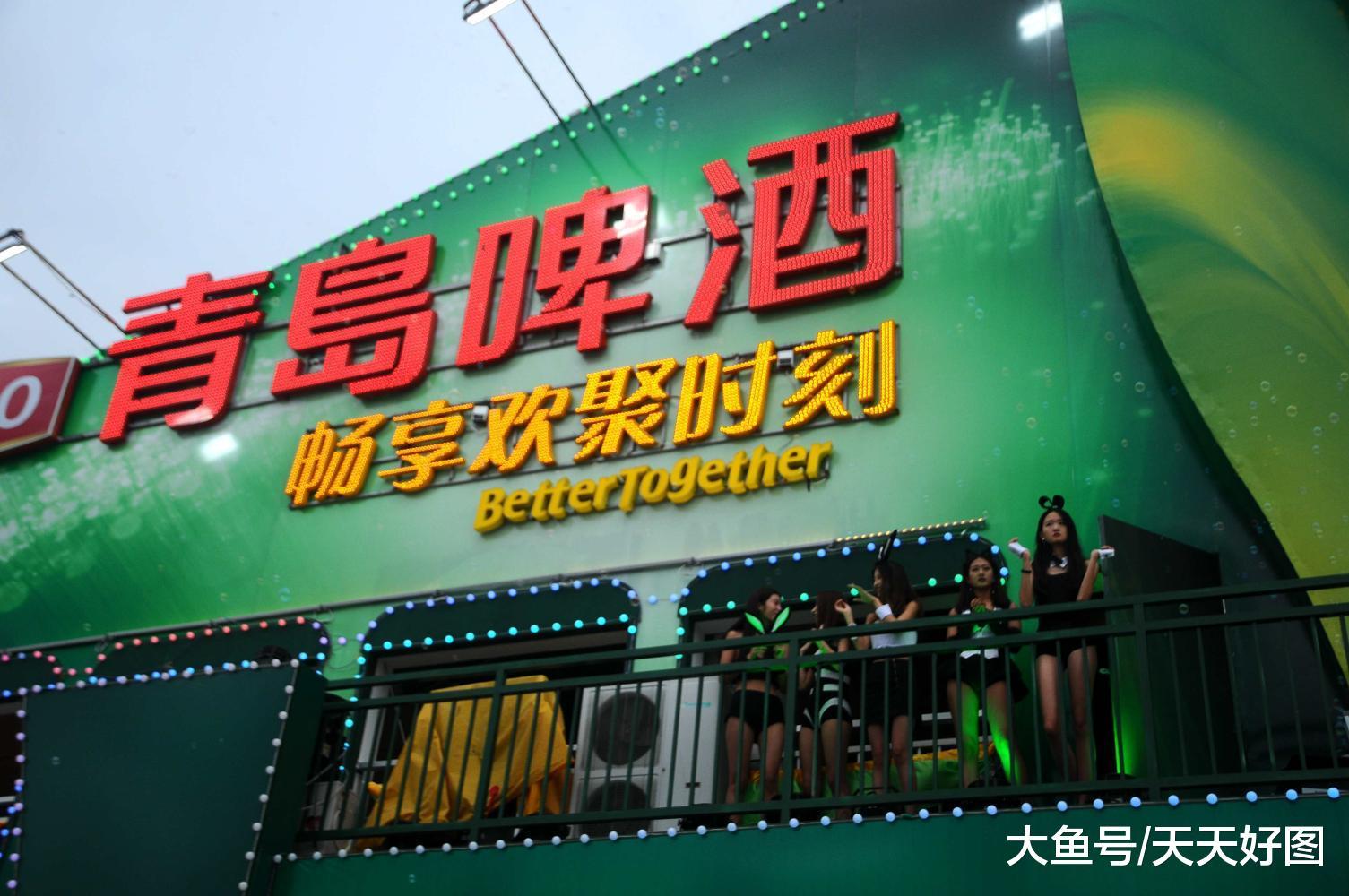 昨天是7月20日,在本届啤酒节公益形象大使黄晓明的指引下,第一桶啤酒以天外来客方式从舞台上方正中央的飞碟造型中缓缓而降。本届啤酒节凸显上合主题,引入了上合组织国家系列品牌啤酒。当晚将有24家媒体直播开幕式,全景展现第28届青岛国际啤酒节开幕式盛况。市民和游客可通过电视、网络、移动客户端等多个媒体平台,随时随地观看开幕式,尽享一场声、光、影立体式的文化艺术盛宴。炎炎夏日,今年在西海岸新区金沙滩啤酒城里汇集了国内外30余个国家的、200余个品牌、1300余种啤酒,搭配独具风味的特色下酒菜,喜