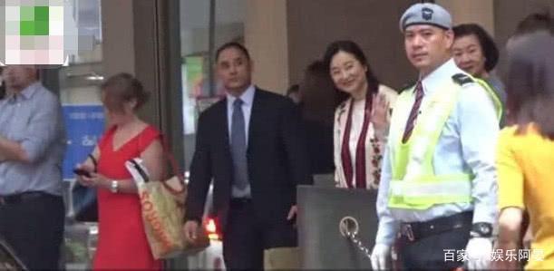 林青霞懒理离婚传闻,打扮靓丽与友人出行,网友