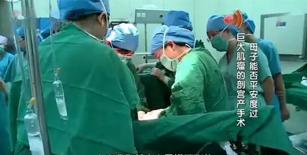 孕妇怀孕8个月突然羊水破了,医生划开肚子直冒