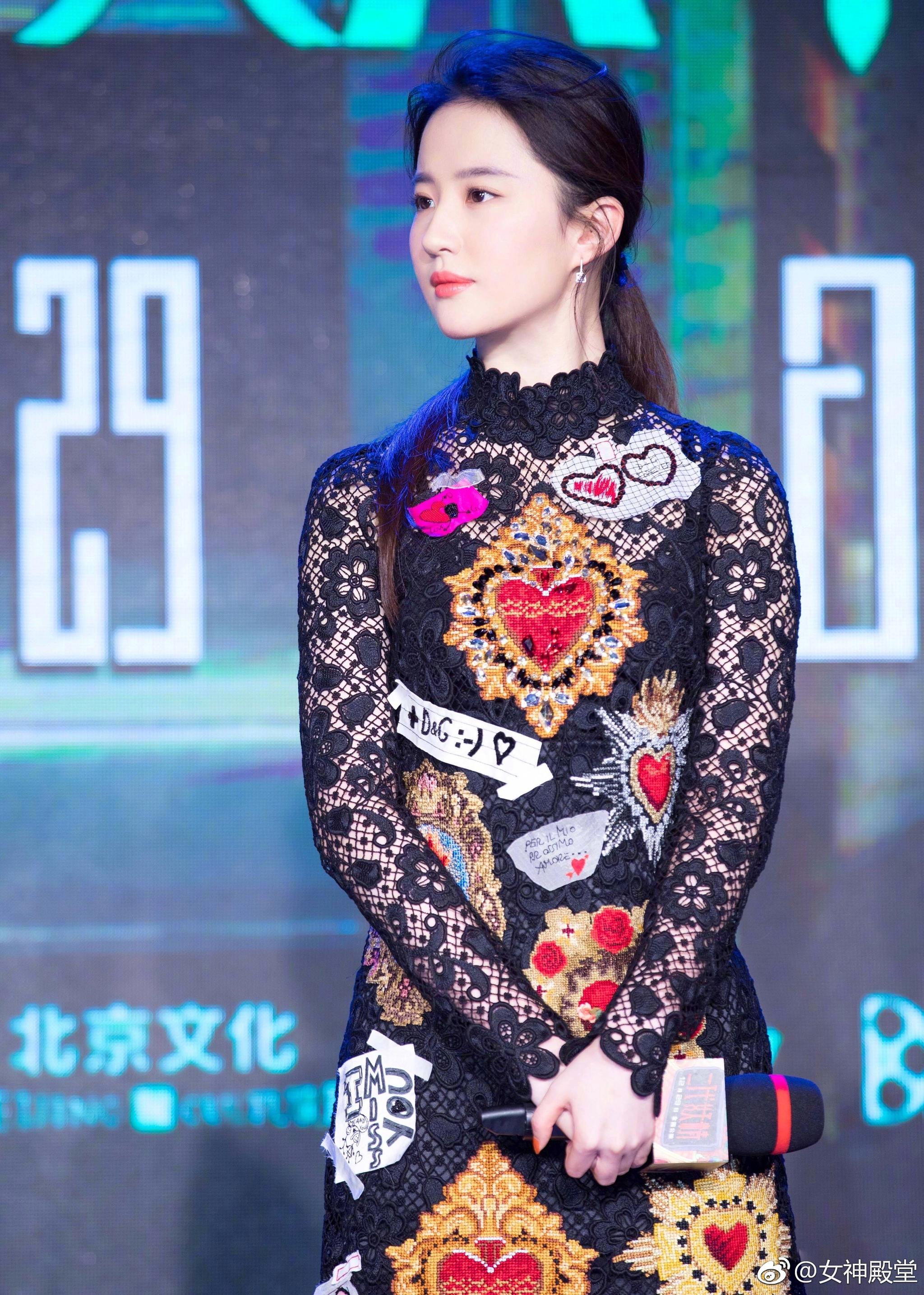 刘亦菲出席某活动,身着黑色印花连衣裙,简直就