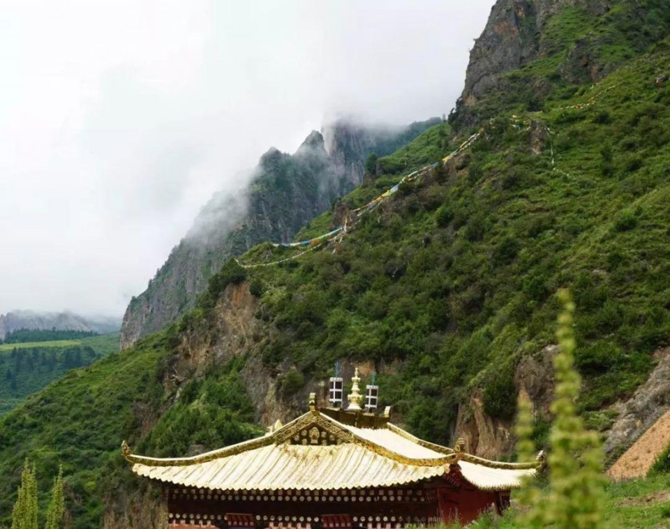 在甘肃甘南,有一个美丽的小村庄,被称为神仙居