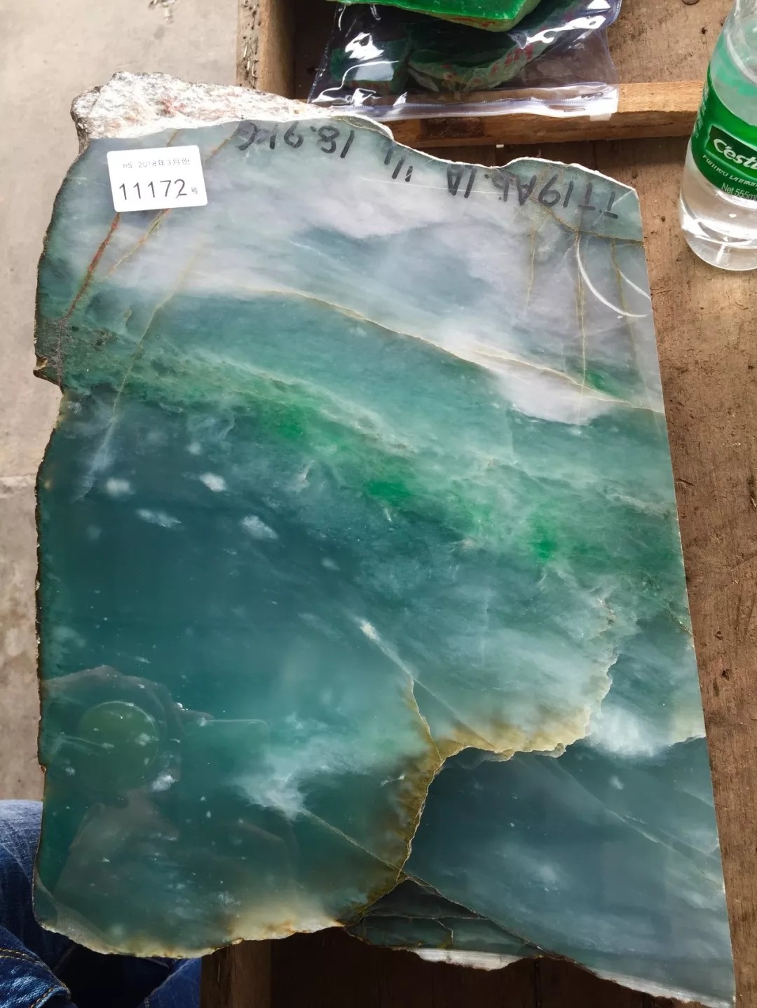 2018年国内首个大型翡翠公盘开幕，一万六千份毛料指导市场行情