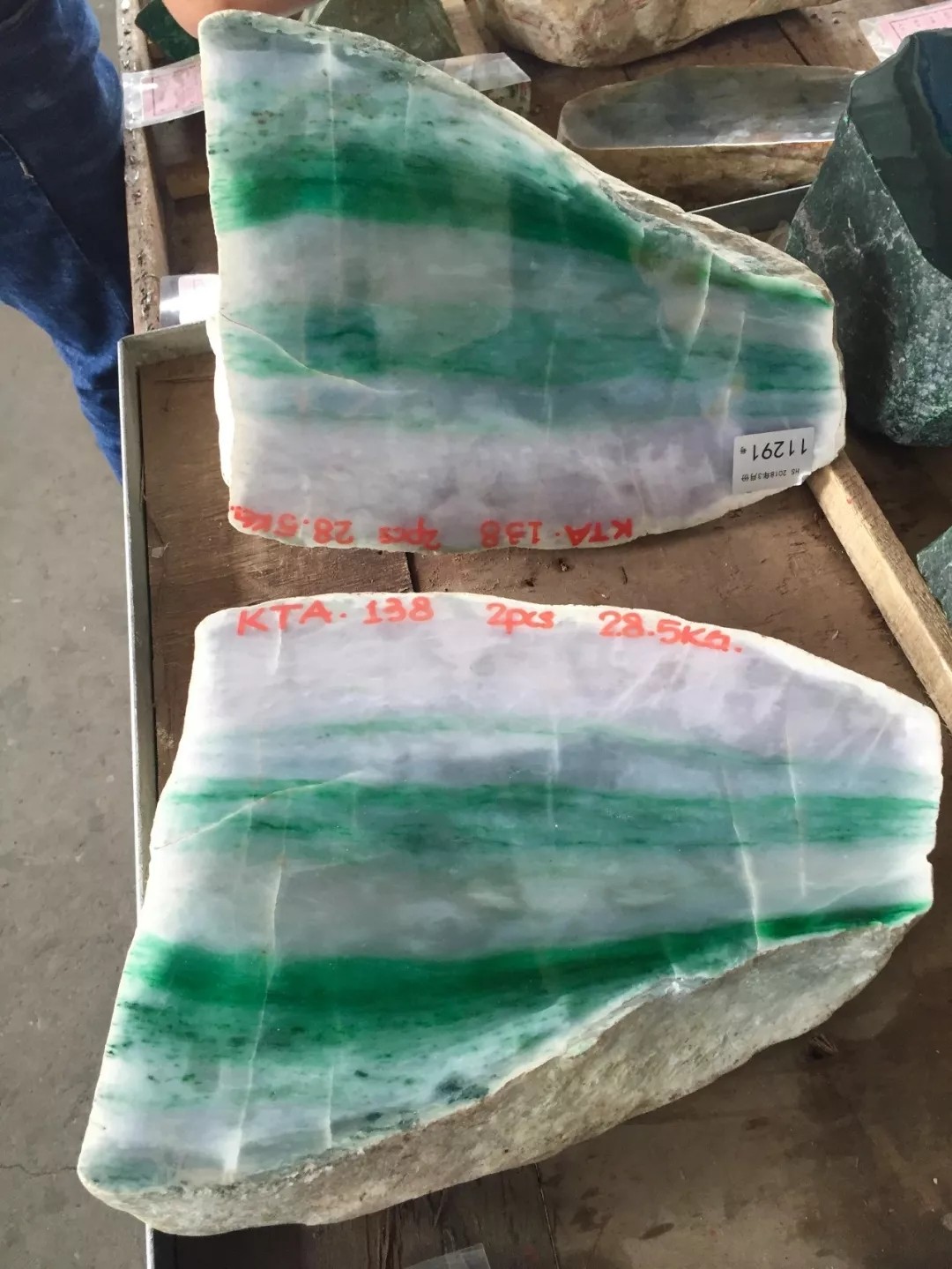 2018年国内首个大型翡翠公盘开幕，一万六千份毛料指导市场行情