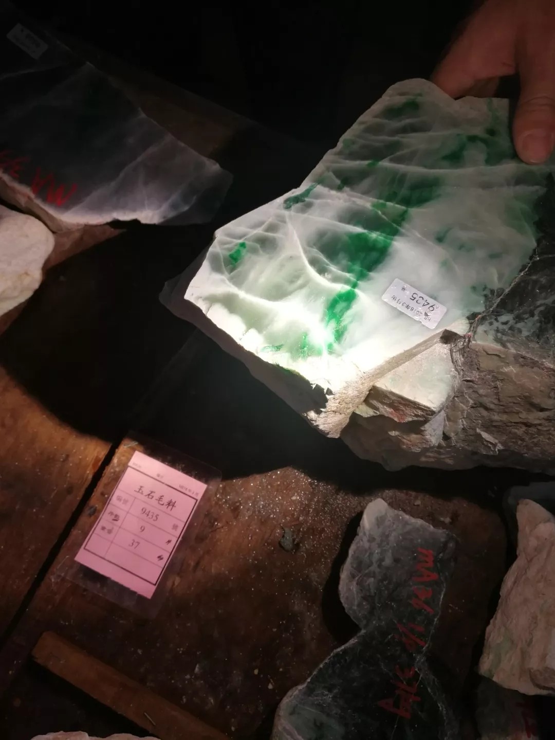 2018年国内首个大型翡翠公盘开幕，一万六千份毛料指导市场行情