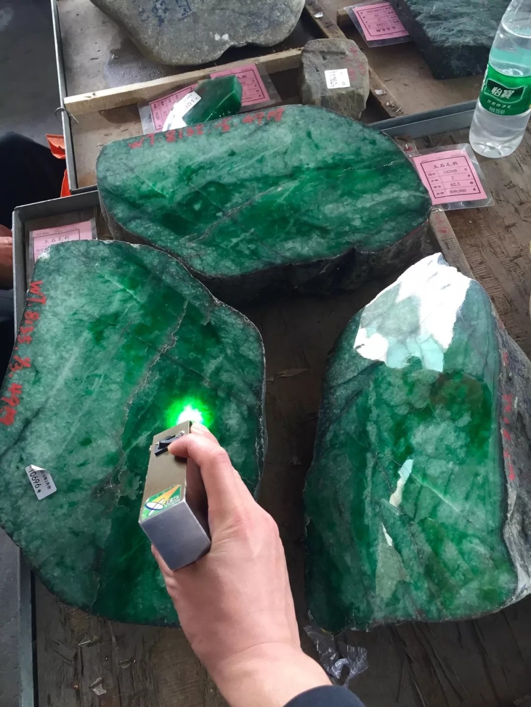 2018年国内首个大型翡翠公盘开幕，一万六千份毛料指导市场行情