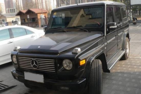 奔驰G级送厂保养, 车主却猛踩油门撞进墙里, 结果令人意外