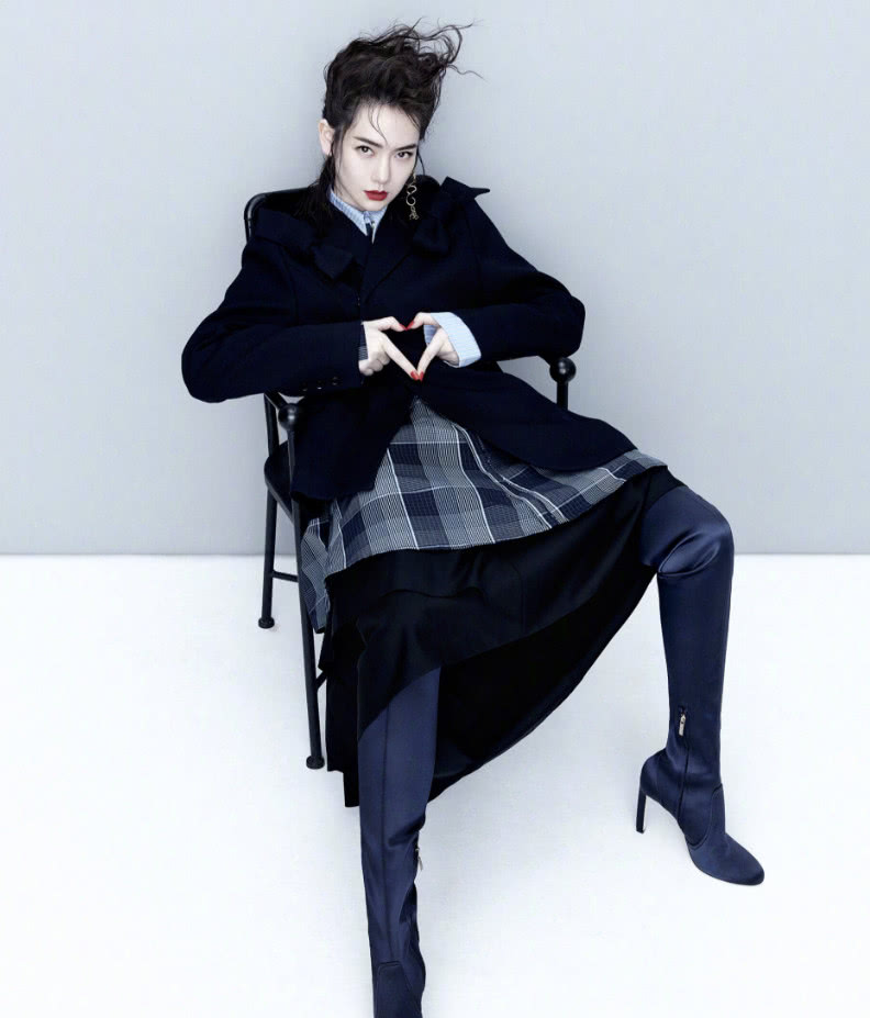 服了戚薇,是往头发上喷了10斤发胶?这发型8级