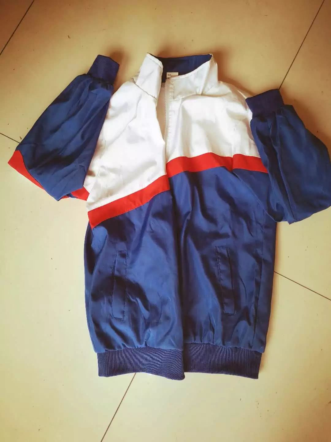 图三为王雅保存28年的旧校服.   号家庭