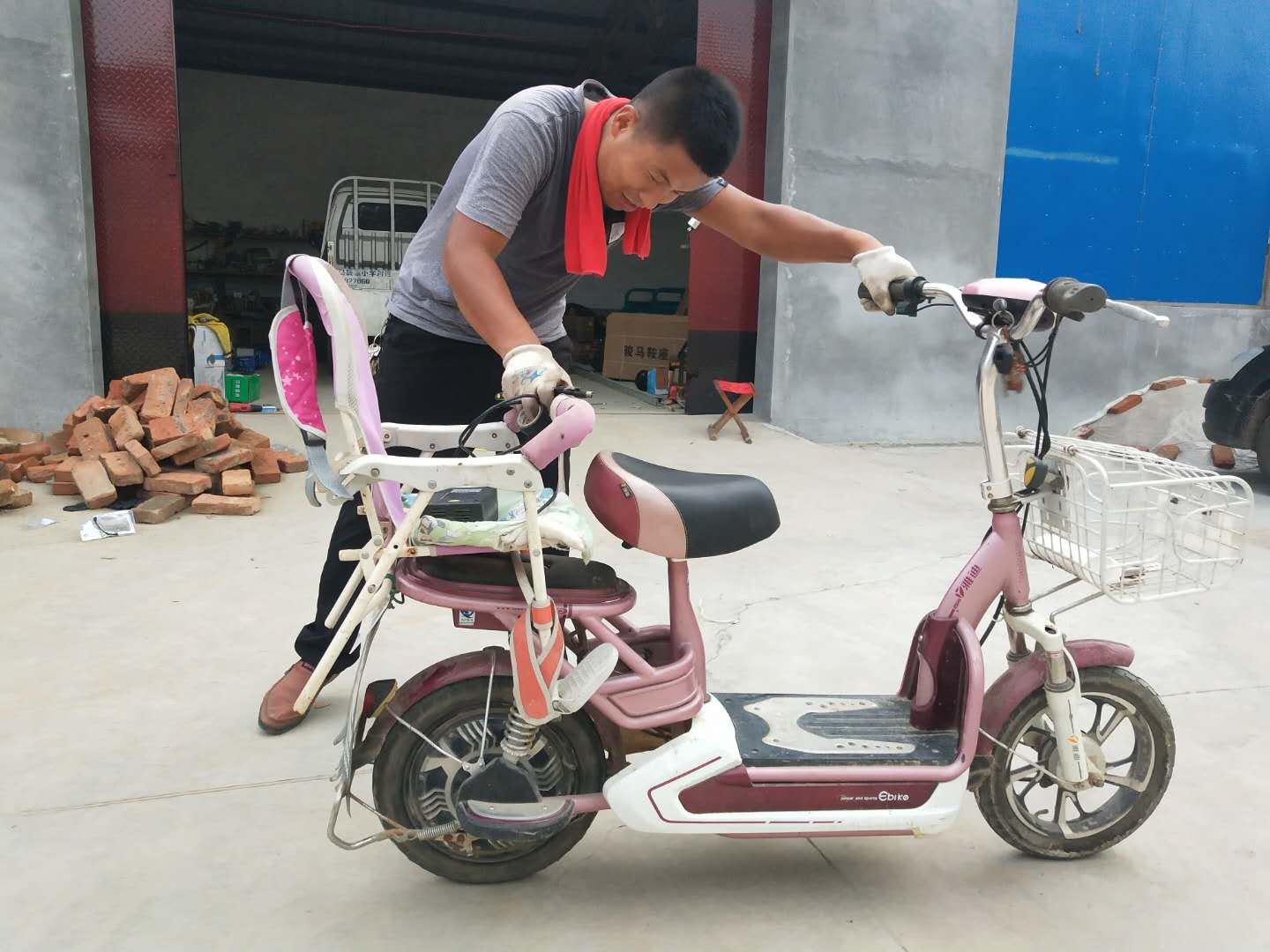 农村小伙汗流浃背修电动车，只为帮助自己村的妇女老少!