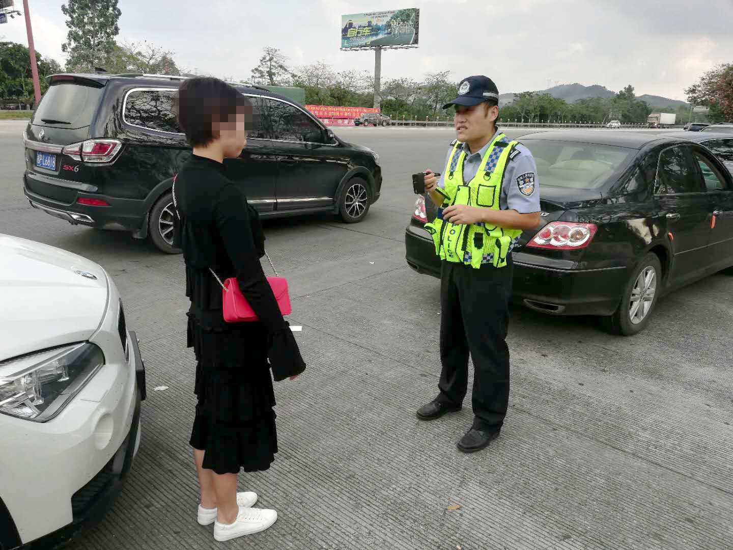 女子无证驾驶被高速交警查获