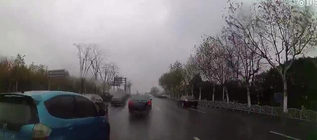 因女司机不让道，遭沪一路怒男司机逼停下车挑衅