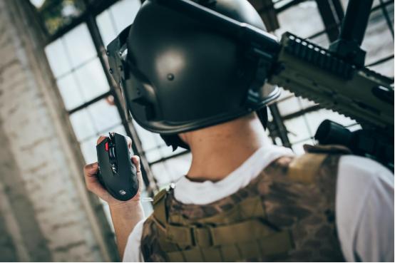 和帅哥一样颜值爆表的神器-吃鸡教练j95