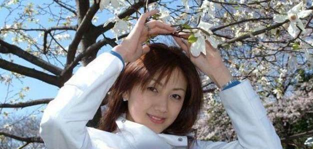 年仅25岁的她身价700亿, 对百万豪车完全没兴趣, 独爱打扮自己!