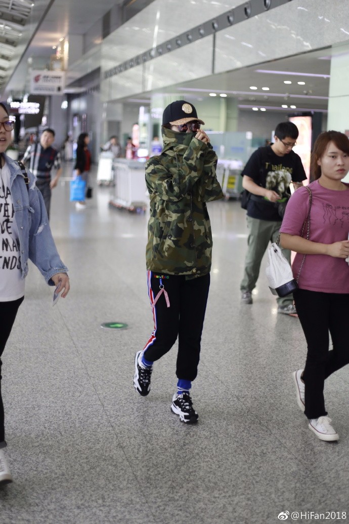 杨紫穿迷彩服搭配黑色运动裤现身机场,没戴口