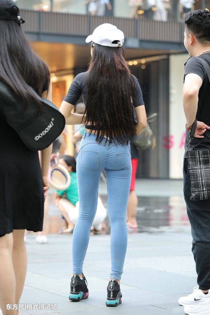 低腰紧身牛仔裤,这紧身的效果很明显,一看便知!