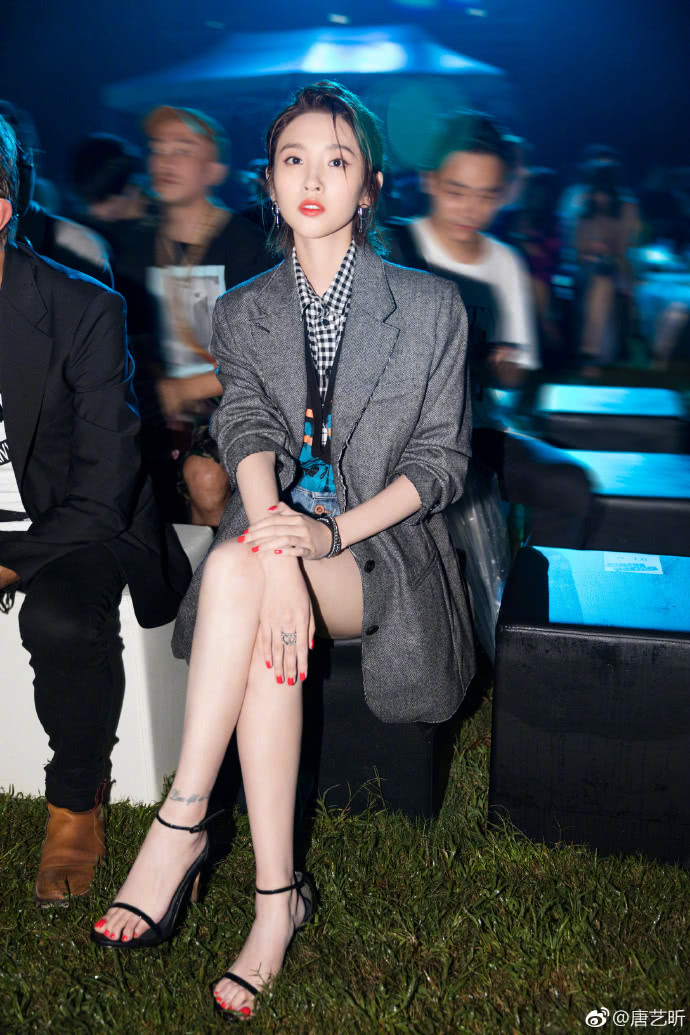 米兰时装周女星秀美腿:佟丽娅性感秦岚冷艳,董洁高雅马思纯狂野