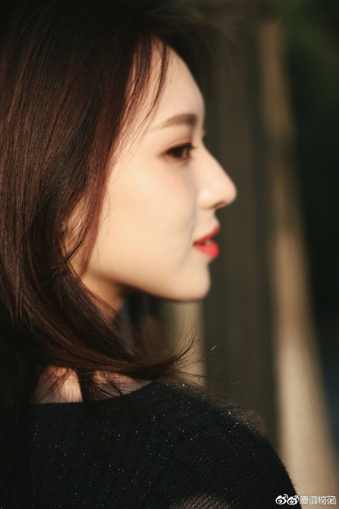 99年,就读于武汉大学播音主持专业,很有气质的