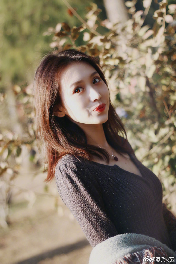 99年,就读于武汉大学播音主持专业,很有气质的