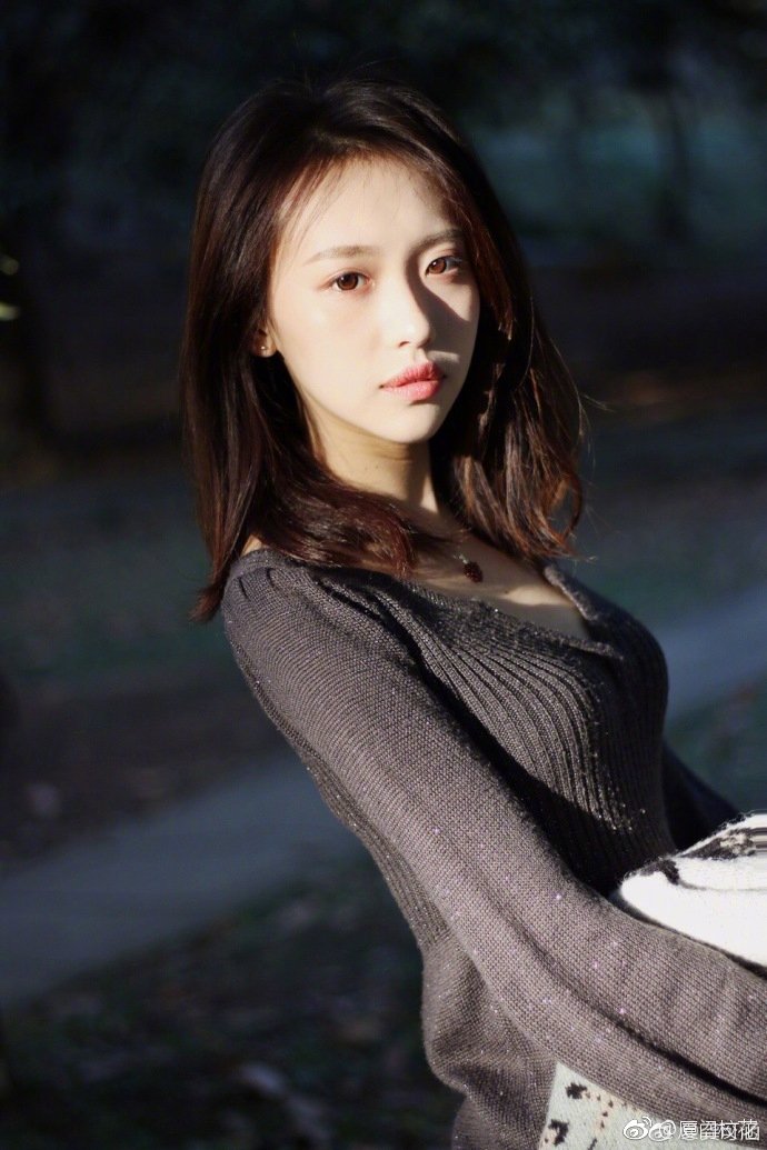 99年,就读于武汉大学播音主持专业,很有气质的