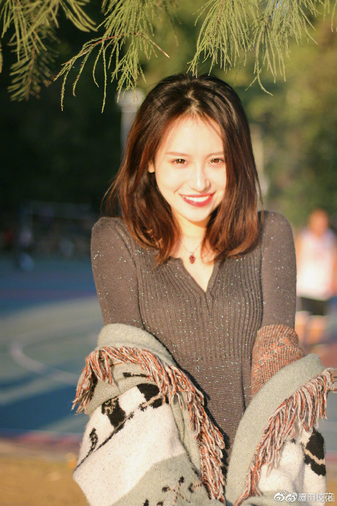 99年,就读于武汉大学播音主持专业,很有气质的
