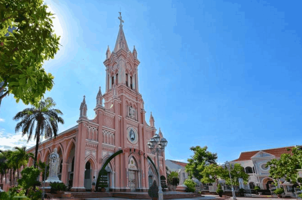 越南岘港这座粉色系的教堂,整体外观粉红,吸引了无数少女的心
