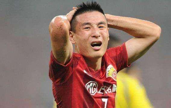 国足球员年薪排行:队长郑智才排第三,第一名你