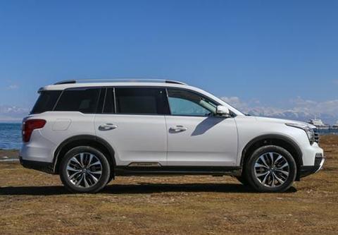 2吨车身配2.0T，比普拉多霸气最低16.38万杀得汉兰达片甲不留。