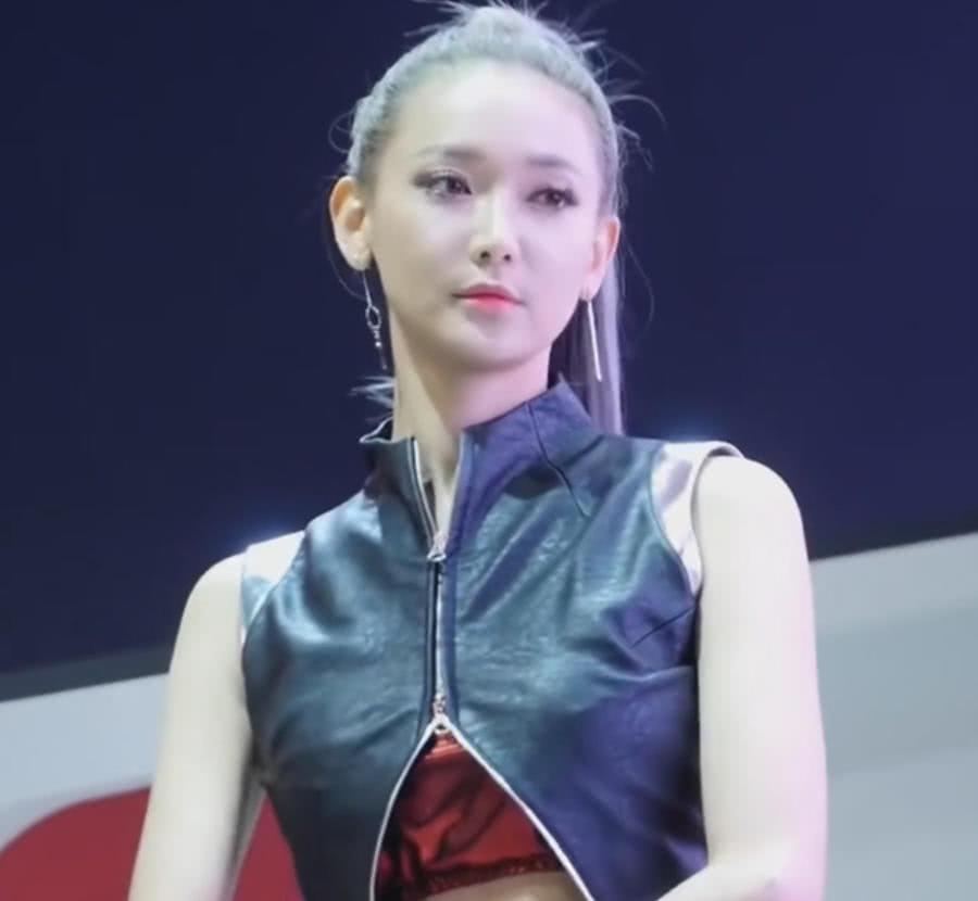 90后混血皮裤车模,气质不输娜扎,颜值不输热巴