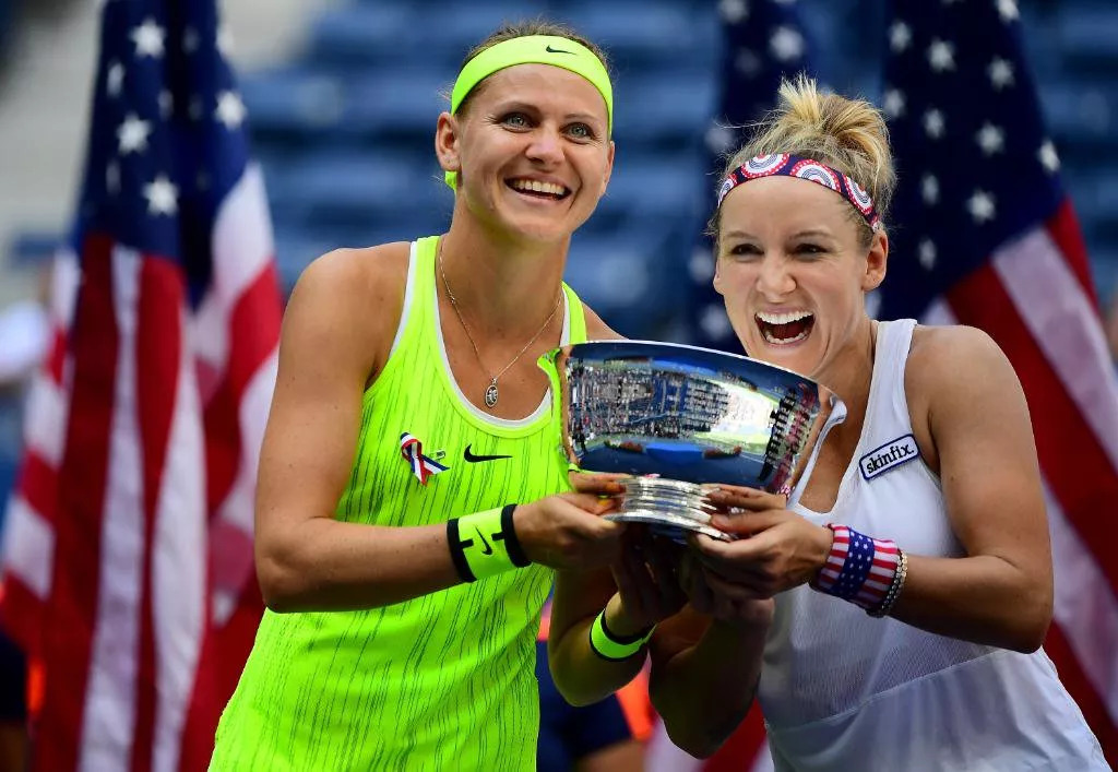 露西萨法洛娃丨忧伤半掩,骊歌初起