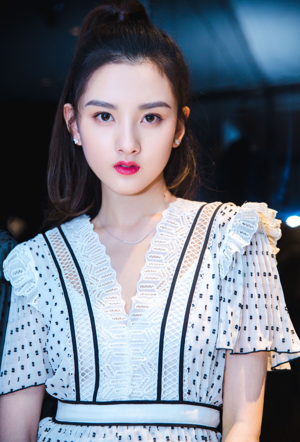 宋祖儿红唇高马尾美如初恋!一袭波点连衣裙秀