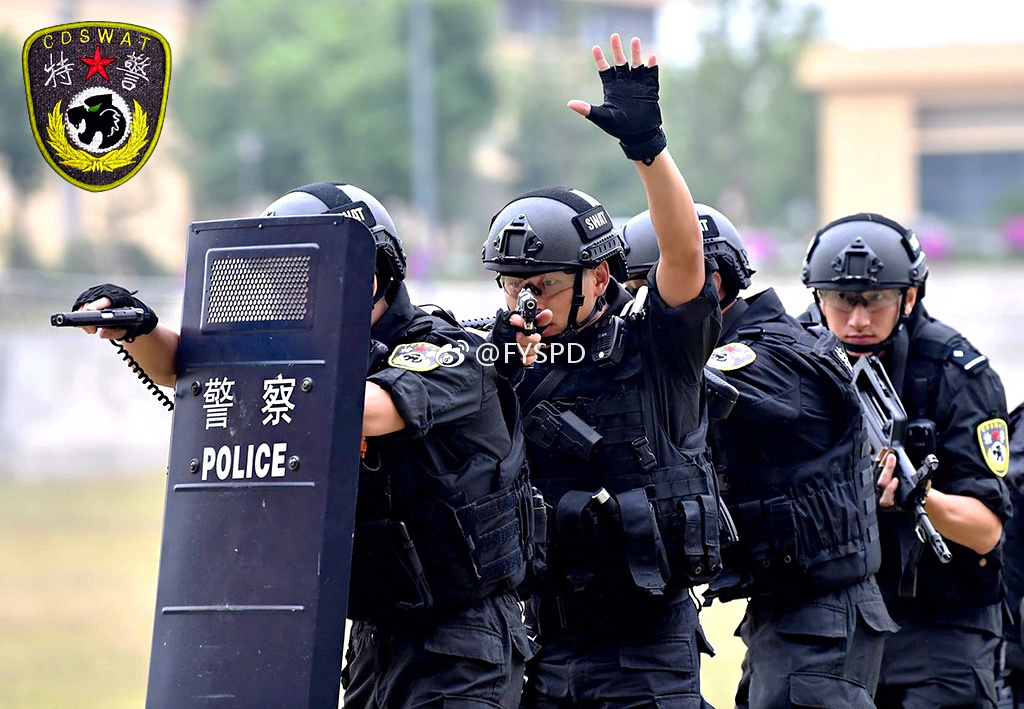 成都特警快速反应突击队小组战术训练掠影