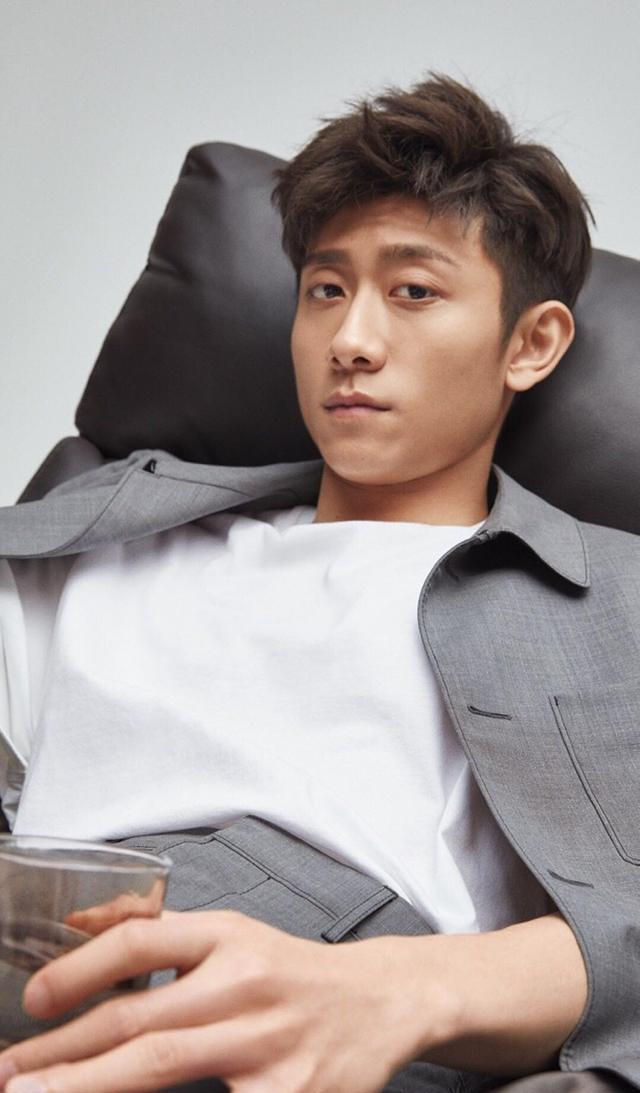 手机桌面壁纸--张一山(粉丝定制)